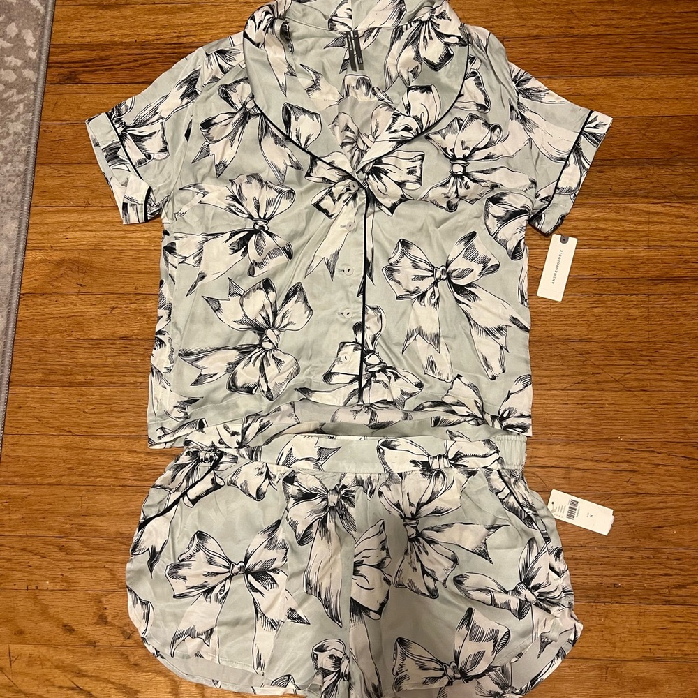 Anthroplogie Bow Pajama Set